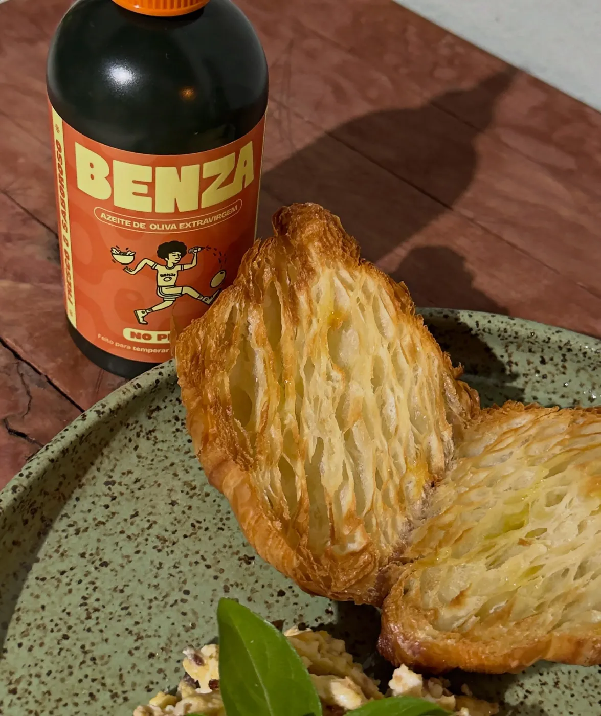 Croissant com ovos, bacon e azeite