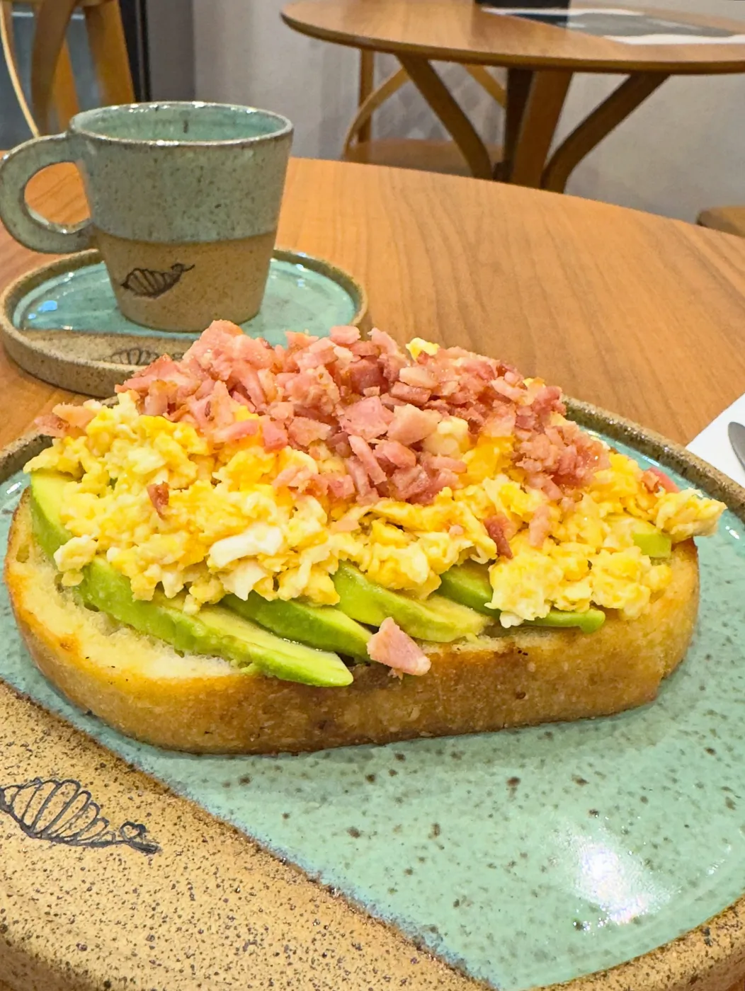 Torrada de fermentação natural com abacate, ovos e bacon
